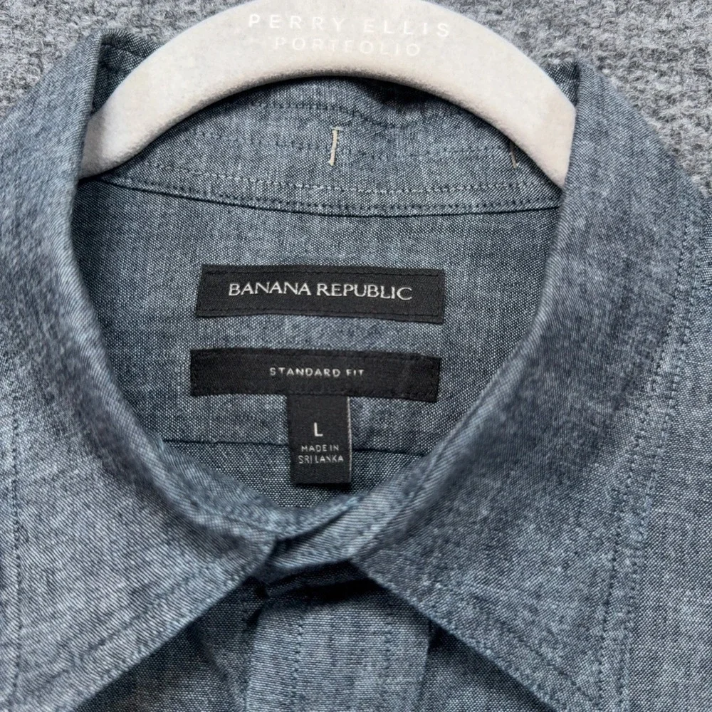 Banana Republic Button Down Mens Large Gray Chambray Cotton Standard Fit Shirt